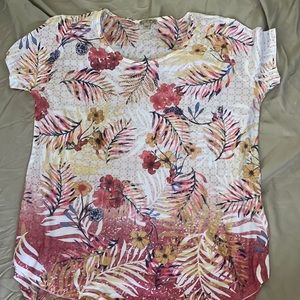 Emerge women casual top. Xxl with multi colored short sleeve.